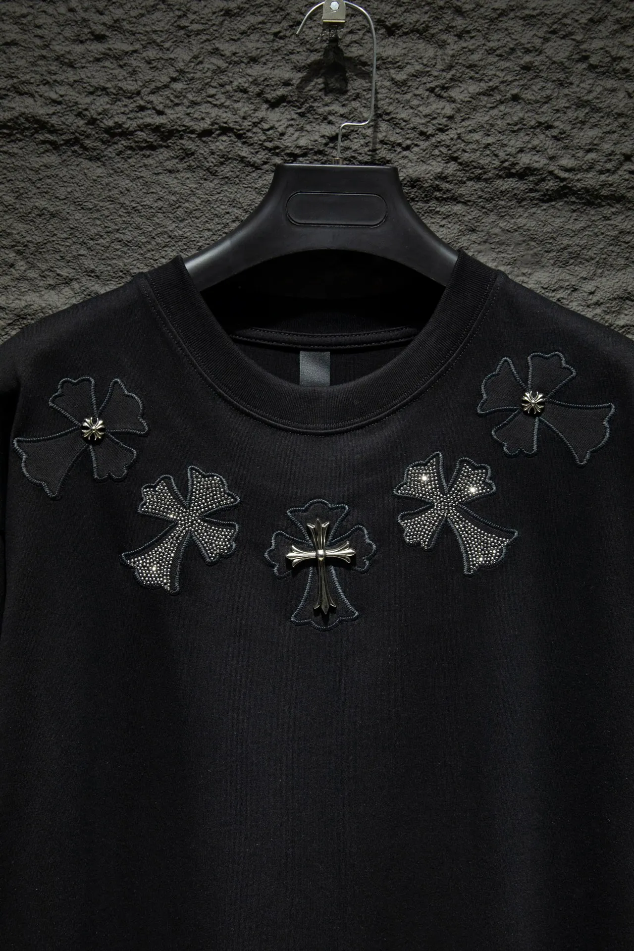 P180 🆕Chrome Hearts os version is really charming and Chrome Hearts is really a must-have. Each season's new version is made to the extreme. It is very practical and can be worn casually. Nice✔️ - ⚠️100% cotton. It is made of 32-count double yarn, 260-gram weight fabric and imported knitted carded cotton. It has moderate thickness, drape and contour, and the upper body is comfortable! ! It is very tolerant to fat body types and can instantly lose five pounds after wearing it!  Specially ordered multiple Austrian rhinestones, which have the bling bling effect of natural crystals under light. They have multi-faceted reflective points. The production cost is extremely high. The laser molding includes a computer engraving machine and a laser machine. The granules are accurate, and are finalized by high-temperature ironing. After ironing, you need to repeatedly test the firmness on the ironing pattern. It can show colorful reflections under the light. The collar webbing extends to the shoulder for reinforcement, and the stitching is reversed at the connection. The hem and cuffs are all made of 0.2mm gauge double-thread lathe. It is carefully produced at a high cost. The attitude of making goods with a magnifying glass restores the quality and effect of the product. The full set of customized accessories only presents every detail to customers. The letters are machine embroidered with imported materials after being adjusted according to the original details. The thickness is moderate. The hardware uses imported hardware accessories. Front panel # Back panel Simple elements # Artistically arranged English letters. Imported Tajima high-density heavy-duty embroidery technology. The font is three-dimensional and full. Handmade elements are added to the body, which greatly increases the interest of the clothing; unique visual effects. After special treatment, a unique effect is formed. An irregular hem is added to the version. This year's Kroxin is the main version. In the past two years, the oversize version has become the focus of the trend and has been a popular staple in the past two years. The change of designers has made this brand an instant hit. The progressive fashion of the times also needs the blood impact of fresh elements and trendy designs in order to continue its glory! It’s stylish both inside and outside, a must-have for high street travel! An absolute "eye-catching style" that can match couples 💏 Color: Black White Size: S M L XL
